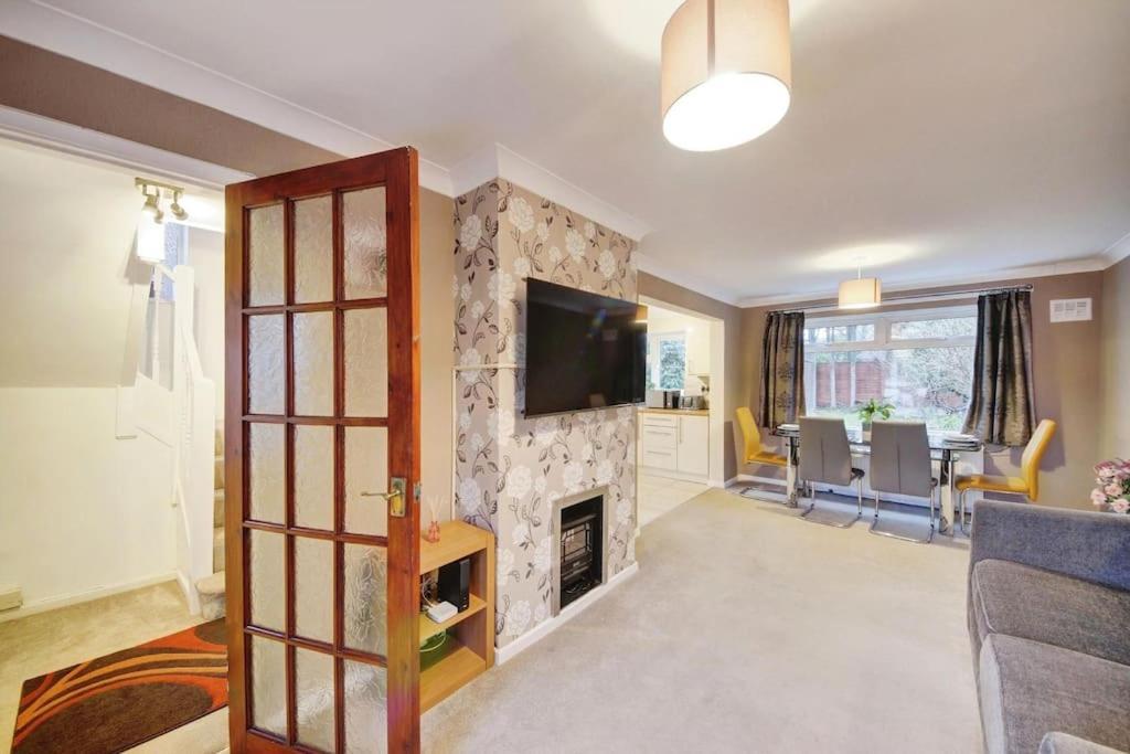 Beautiful Home Close To Town Free Netflix, Wifi โซลิฮัล ภายนอก รูปภาพ