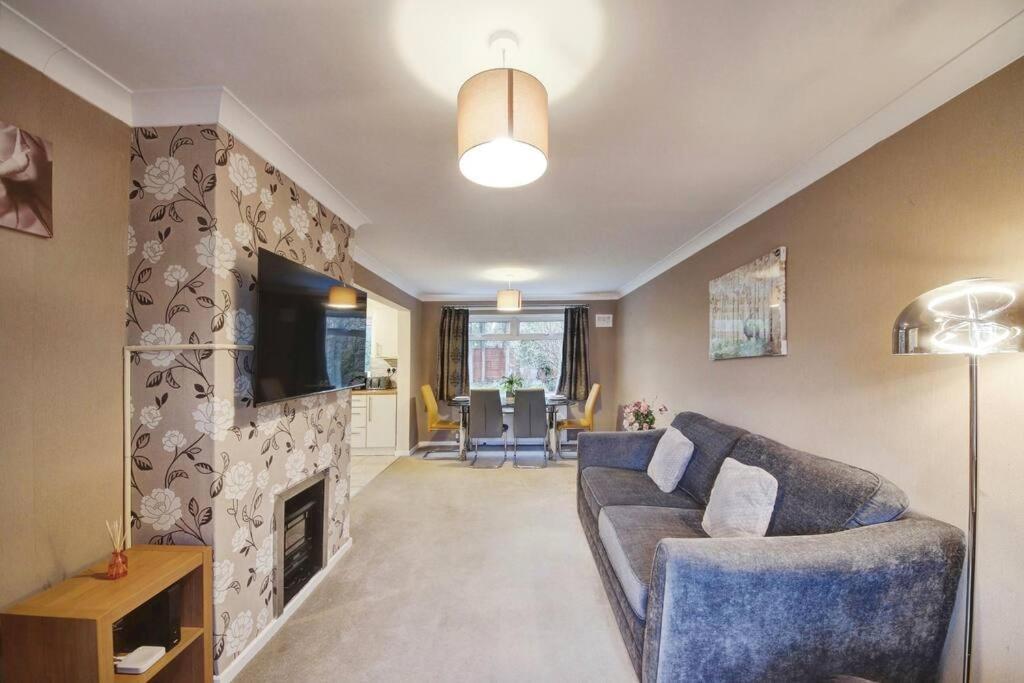 Beautiful Home Close To Town Free Netflix, Wifi โซลิฮัล ภายนอก รูปภาพ