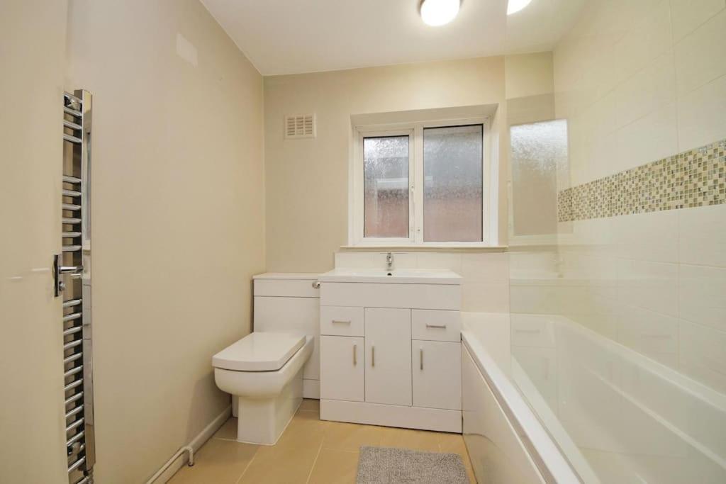 Beautiful Home Close To Town Free Netflix, Wifi โซลิฮัล ภายนอก รูปภาพ