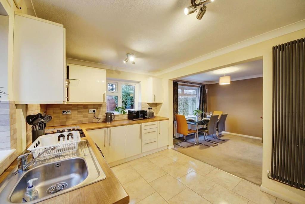 Beautiful Home Close To Town Free Netflix, Wifi โซลิฮัล ภายนอก รูปภาพ